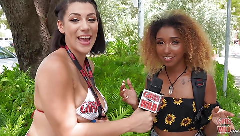 Ebony babe spreads her legs wide on webcam to masturbate