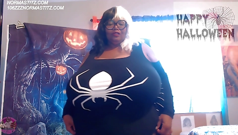 A big-assed ebony girl is playing with her big boobs