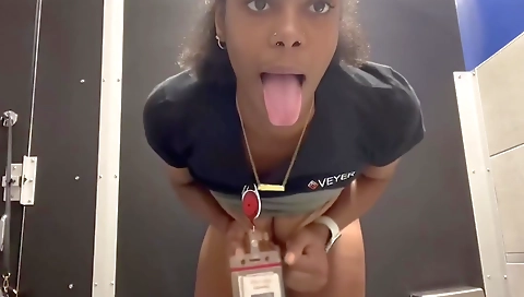 Blonde amateur webcam beauty showing her ass in bed