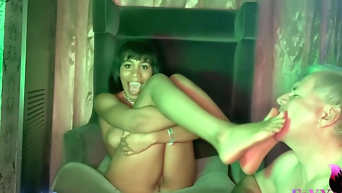 Exotic ebony enjoying foot worship in amateur video