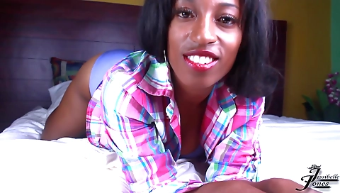 Amateur black woman gets horny as she is showing her feet