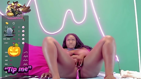 Sexy ebony chick wearing an outfit in the webcams solo video