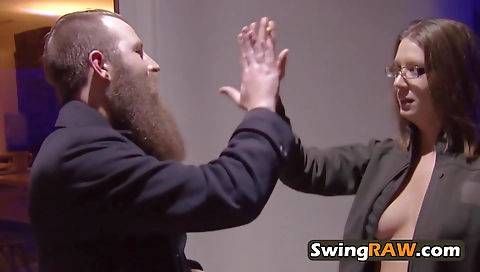 Two chicks with a sexy body are having a threesome