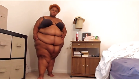 Ebony beautie wearing a long green dress in solo porn