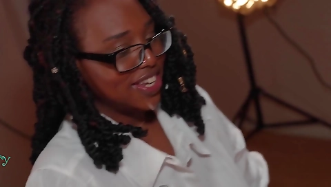 Ebony slut with big booty deepthroated in a sex therapy video