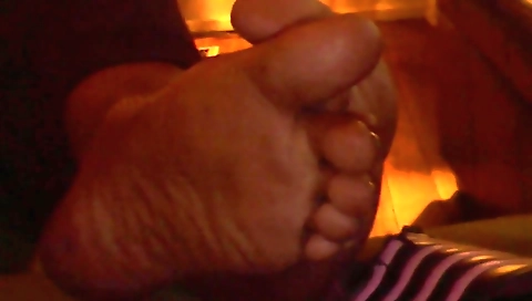 Barbie ebony gets her feet to be dirty and then wet