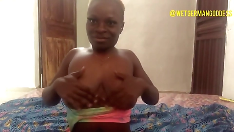 Ebony milf shows her amazing body in homemade solo video